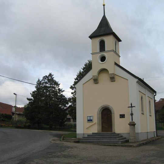 Kaple na návsi ve Chmelné u Vlašimi