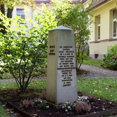 Sachgesamtheit Ehemalige Königlich Sächsische Pflegeanstalt Arnsdorf (heute Sächsisches Krankenhaus für Psychiatrie und Neurologie Arnsdorf) Hufelandstraße 15; Hufelandstraße 5, 7, 9, 13, 22 (Wohnhaus und Brunnen); bei Hufelandstraße 22 (Brunn