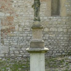 Kamenný kříž u kostela svatého Jiljí v Komárově