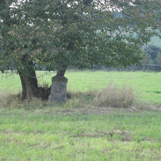 Kříž severně od Počepic v poli