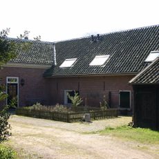 Kasteel Duivenvoorde: Bijgebouwen ten oosten van de tuinmanswoning