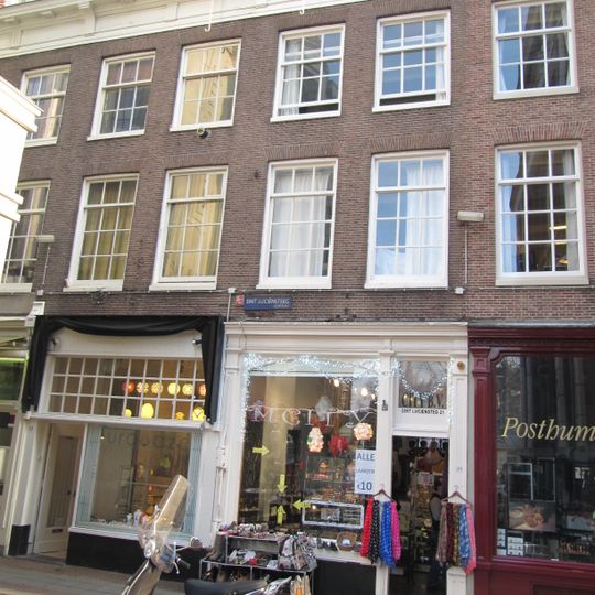 Pand met gevel van twee vensterassen, onder rechte triglyfenlijst