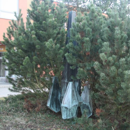 Kovová socha u ZŠ Týnská