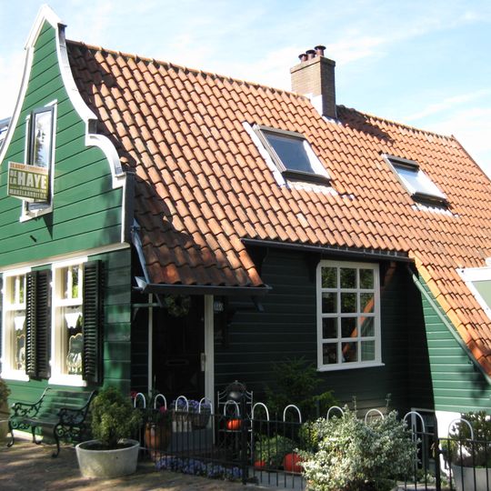 Houten dijkhuis met klokgevel