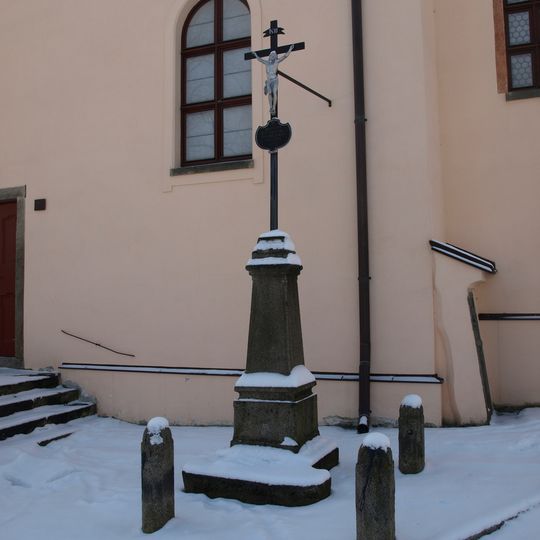 Kříž u kostela v Běšinách