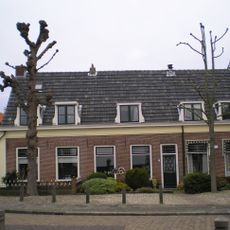 Laag huis met zadeldak