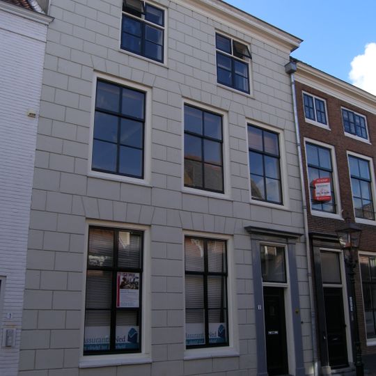 Huis met kroonlijst