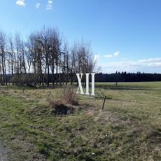 Dvanáctá hodina na slunečních hodinách u Krašova