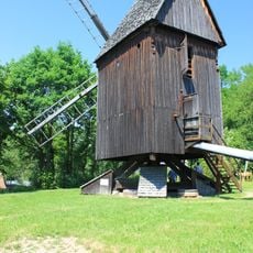 Einzeldenkmale der Sachgesamtheit Deutsches Landwirtschaftsmuseum Schloss Blankenhain: Bockwindmühle mit Müllerhaus sowie Trinkpavillon (siehe auch Sachgesamtheitsdokument Obj. 09301045) An der Windmühle -