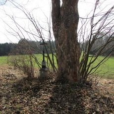 Kříž u polní cesty východně od Boru ve směru na Orlov