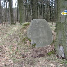 Jubilejní památník knížete Jana II z Lichtenštejnu u křižovatky silnic východně od Oplan