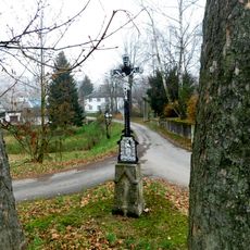 Kříž na návsi v Suché