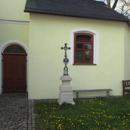 Kříž u kaple ve Lhotě