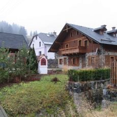 Kaplička v Ostružné v zahradě u potoka