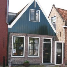 Pand met houten topgevel en empire-vensters