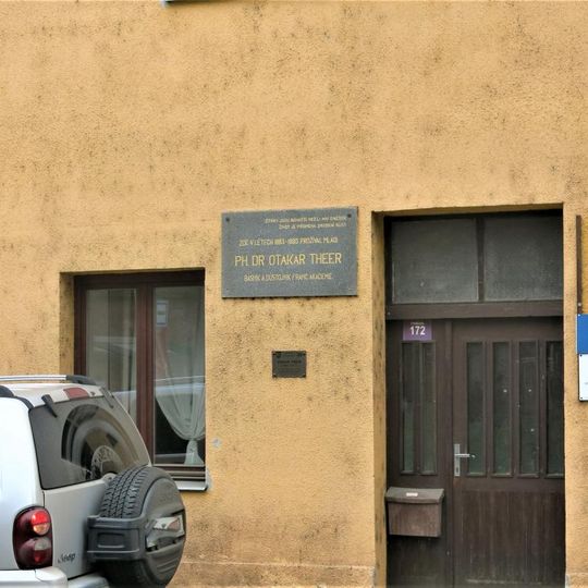 Pamětní deska Otakara Theera na domě Tyršova 172 v Nymburku
