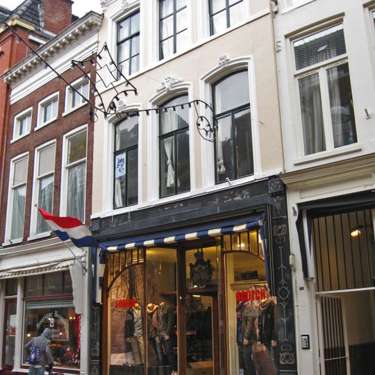 Woonhuis met jongere Art Nouveau-winkelpui