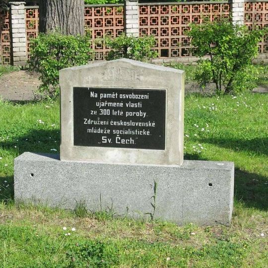 Pomník k osamostatnění Československa v Hostomicích