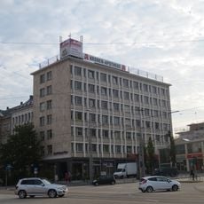Wohn- und Geschäftshaus mit Anbau zur Straße der Nationen und Vorbau an der Carolastraße Carolastraße 1, 3