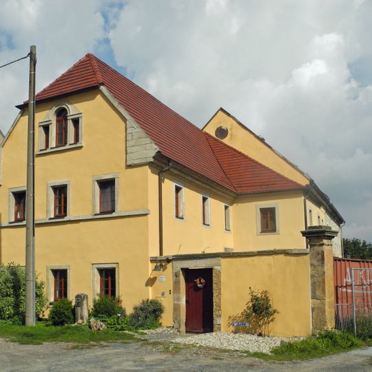 Wohnstallhaus mit angebautem Seitengebäude und Toranlage eines Zweiseithofes Am Rundling 4; 4a
