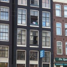 Pand met gevel onder verhoogde lijst met consoles