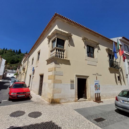 Fachada quinhentista do prédio da Rua Direita da Várzea Pequena, esquina da Rua dos Oleiros