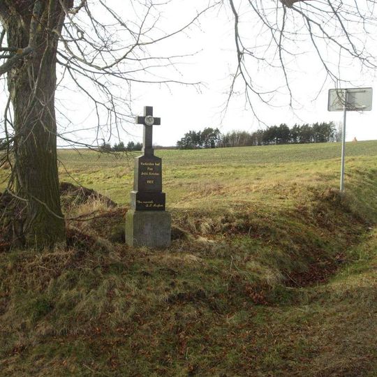 Kříž západně od Robčic u rozcestí