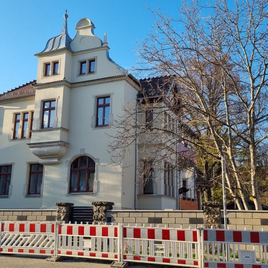Wohnhaus in Ecklage und offener Bebauung Müglitztalstraße 93