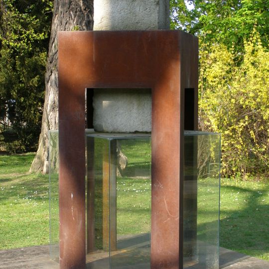 Plastika z kamene, kovu a skla v parku na ostrově Kampa