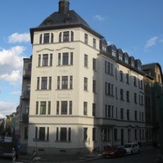 Mietshaus in geschlossener Bebauung in Ecklage mit Vorgarten zur Hainstraße Philippstraße 1