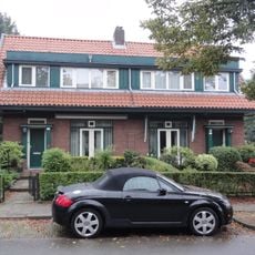 Twee middenstandswoningen onder 1 kap