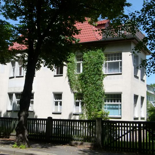 Villa, mit seitlich vorgewölbter geschlossener Veranda Am Schillerplatz 1