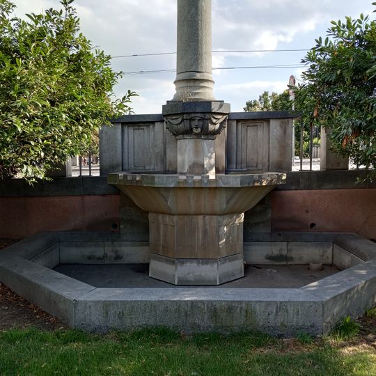 Kubistická kašna na severovýchodním konci Mánesova mostu v Praze