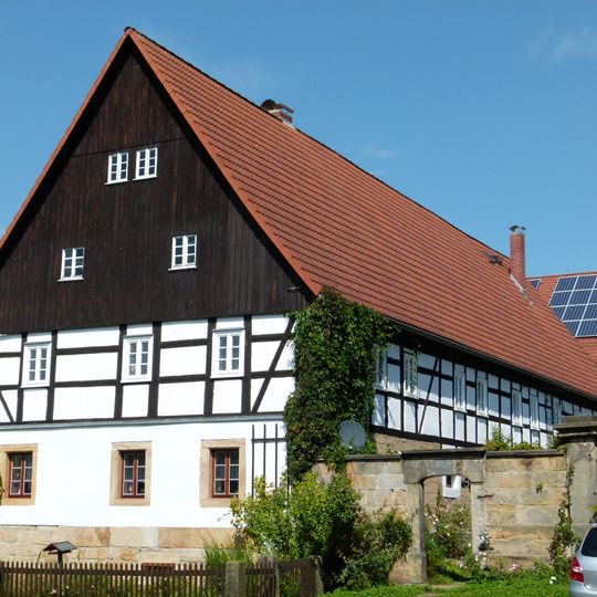 Dreiseithof mit Wohnstallhaus, Seitengebäude, Scheune und Hofmauer mit Pforte und Toreinfahrt Pirnaer Straße 19