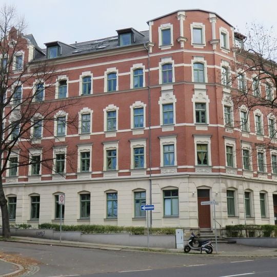 Mietshaus in geschlossener Bebauung in Ecklage mit Vorgarten Margaretenstraße 42