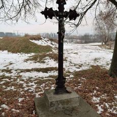 Kříž u školy v Oseku