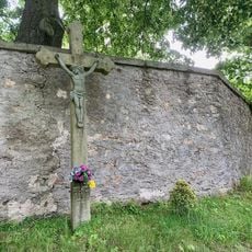 Kříž v Havlíčkově Borové u kostela