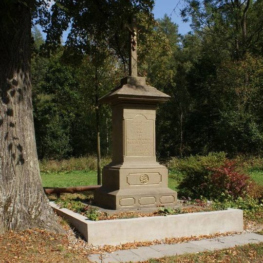 Boží muka u jižní strany kostela ve Staré Vodě