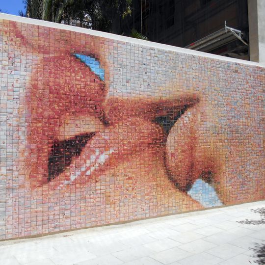 El món neix en cada besada