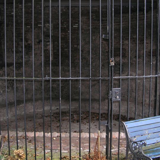 Restanten van de "Molen van Ruijsdael". Walmuren met voetstuk van een molen in pand