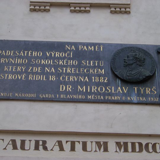 Pamětní deska padesátého výročí prvního sokolského sletu na Střeleckém ostrově