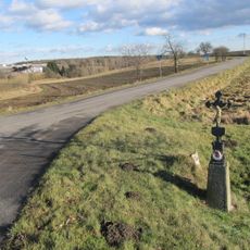 Kříž u křižovatky jižně od Hradecka