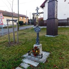 Kříž na návsi ve Všestarech