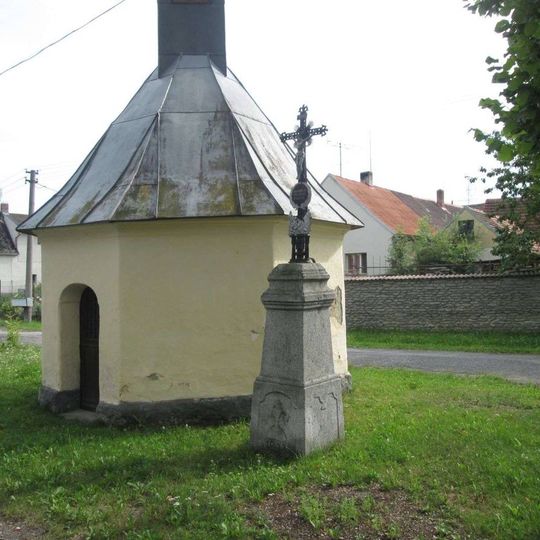 Kříž u kaple v Horažďovické Lhotě