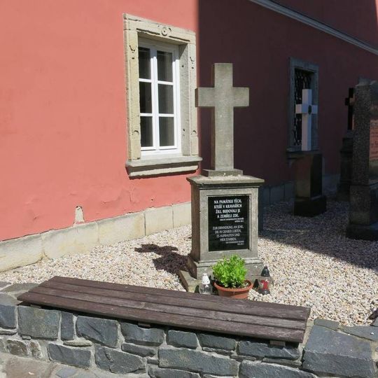 Kříž u kostela v Kravařích