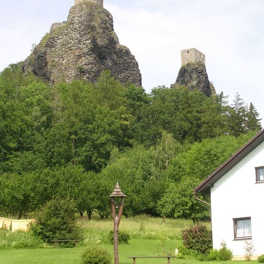 Zvonička u turistického informačního centra pod hradem Trosky