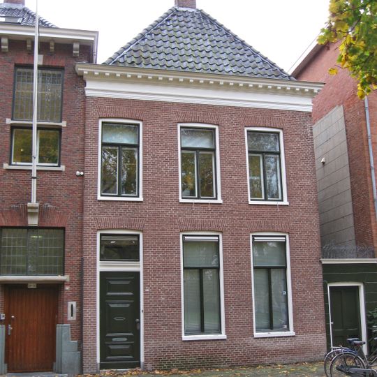 Eenvoudig pand met kroonlijst