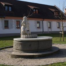 Kašna na nádvoří zámku ve Vrchotových Janovicích