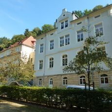 Schulgebäude in offener Bebauung Badallee 8