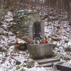 Kaplička Panny Marie u naučné stezky v Karlově Studánce